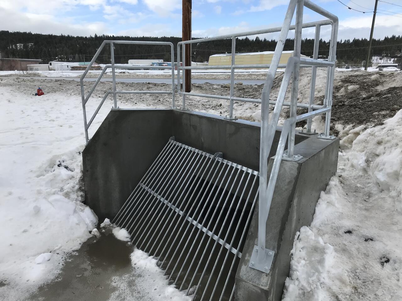 Headwall with handrails