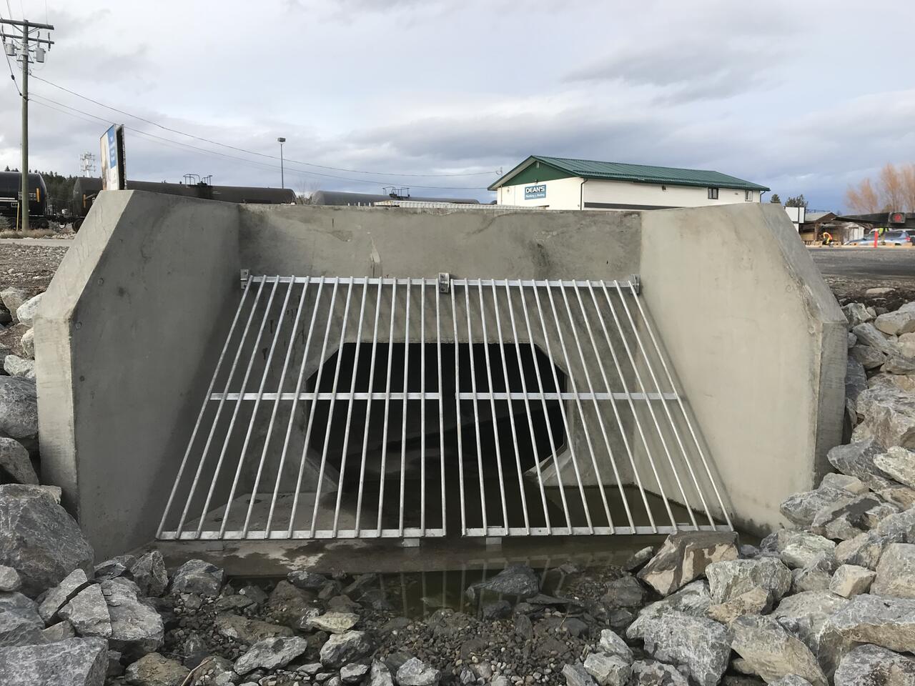 Headwall with grate