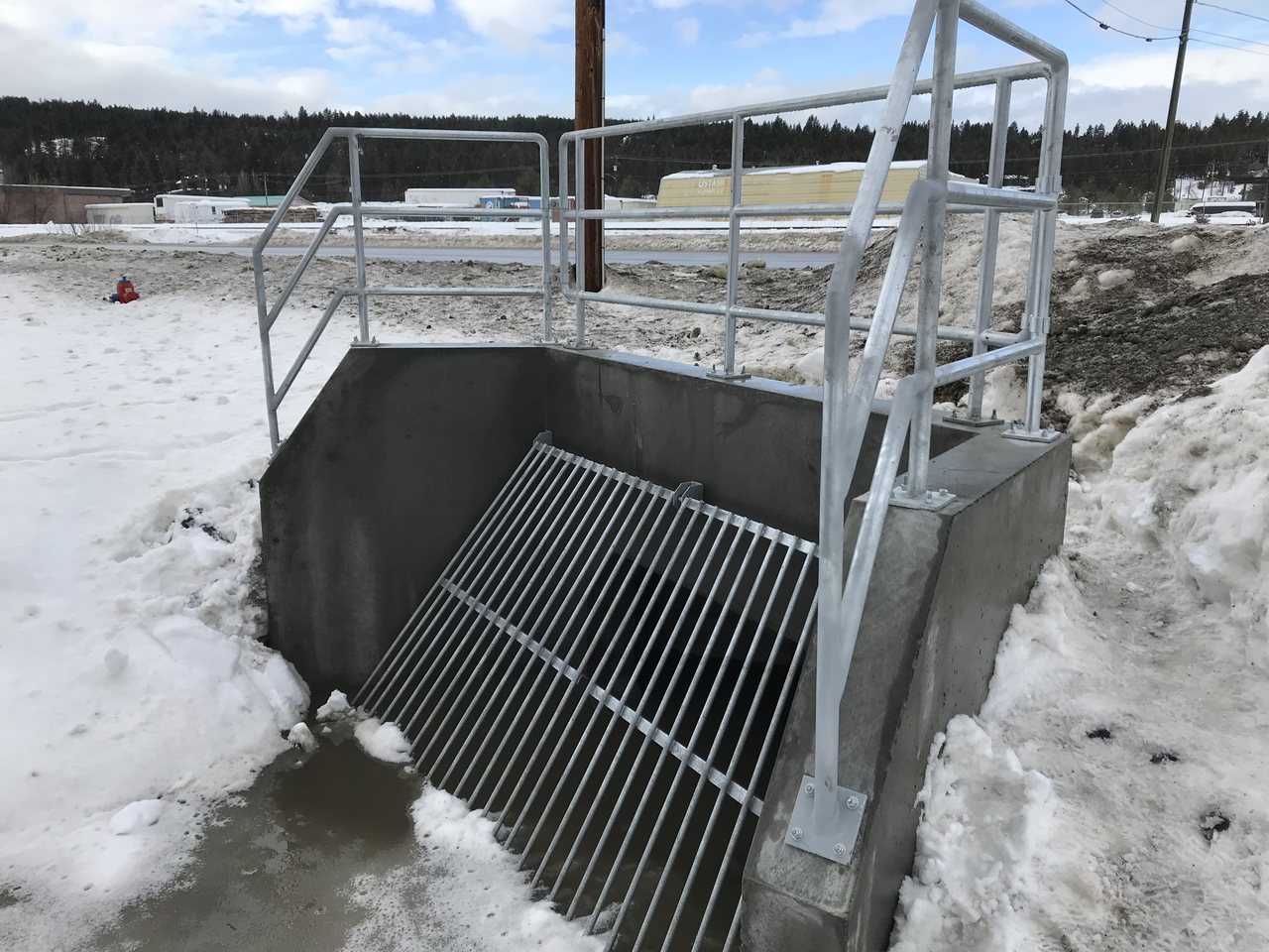 Headwall with handrail