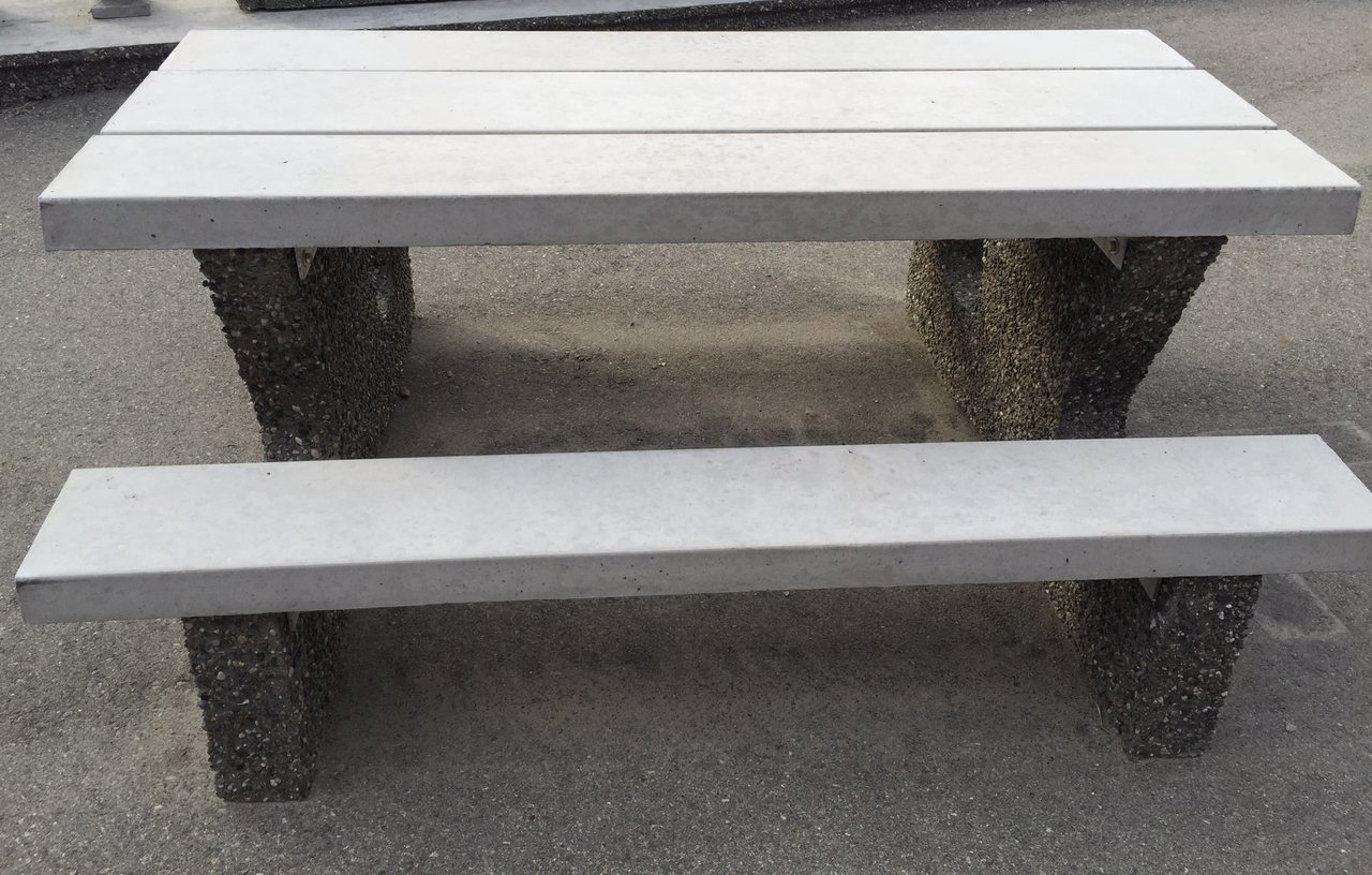 Picnic table