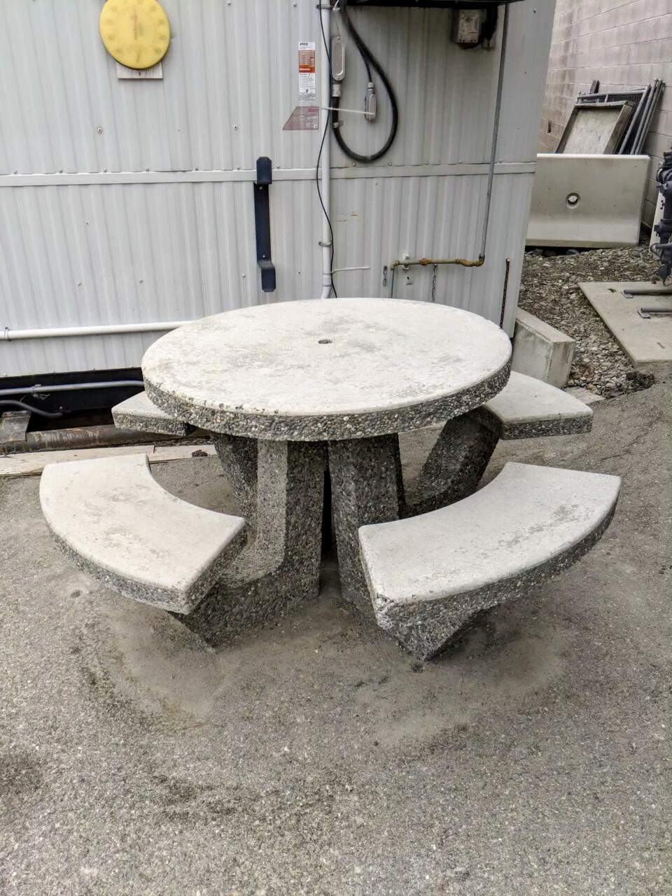 Round picnic table